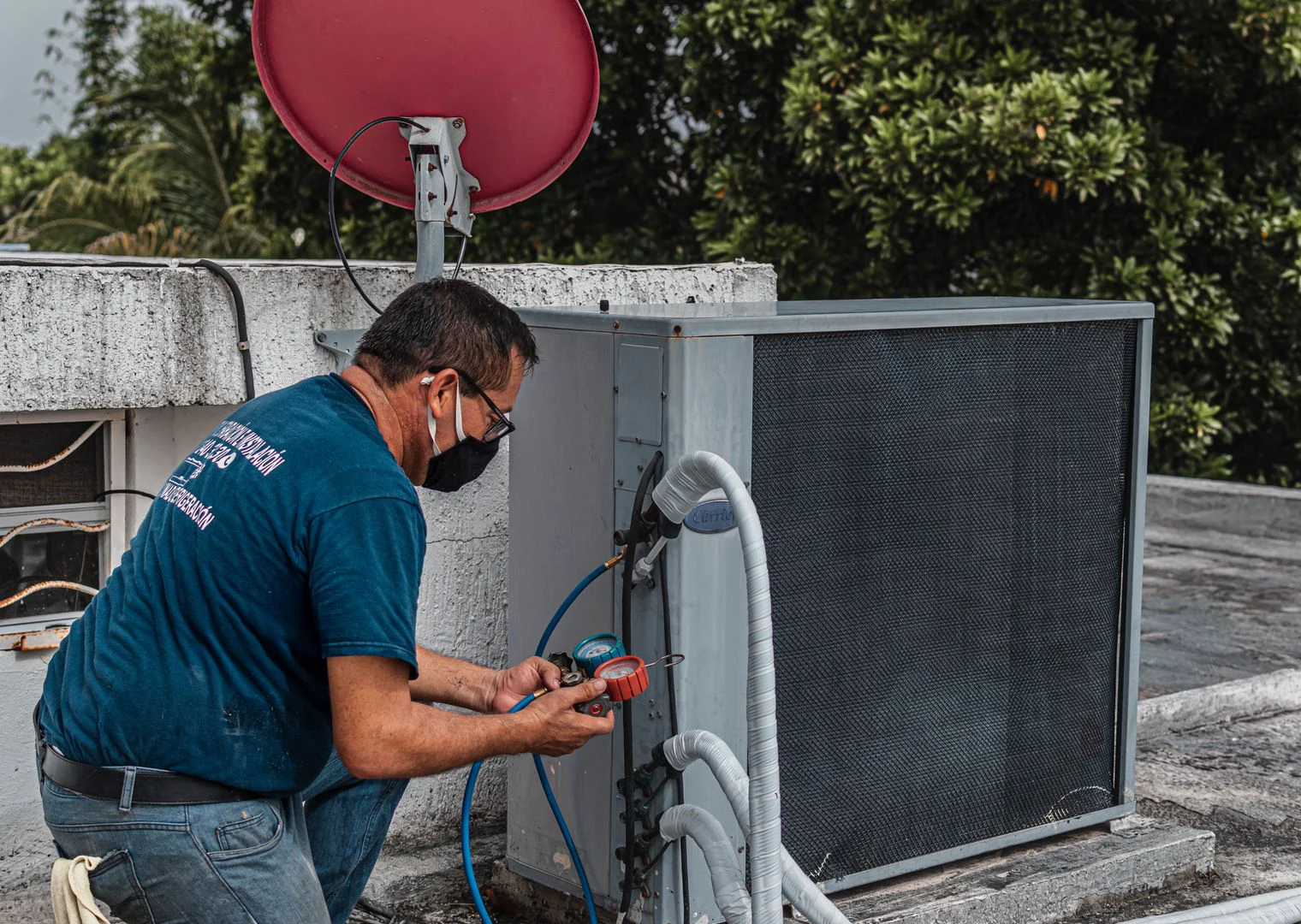 Técnico de One Shot Air Conditioning reparando aire acondicionado